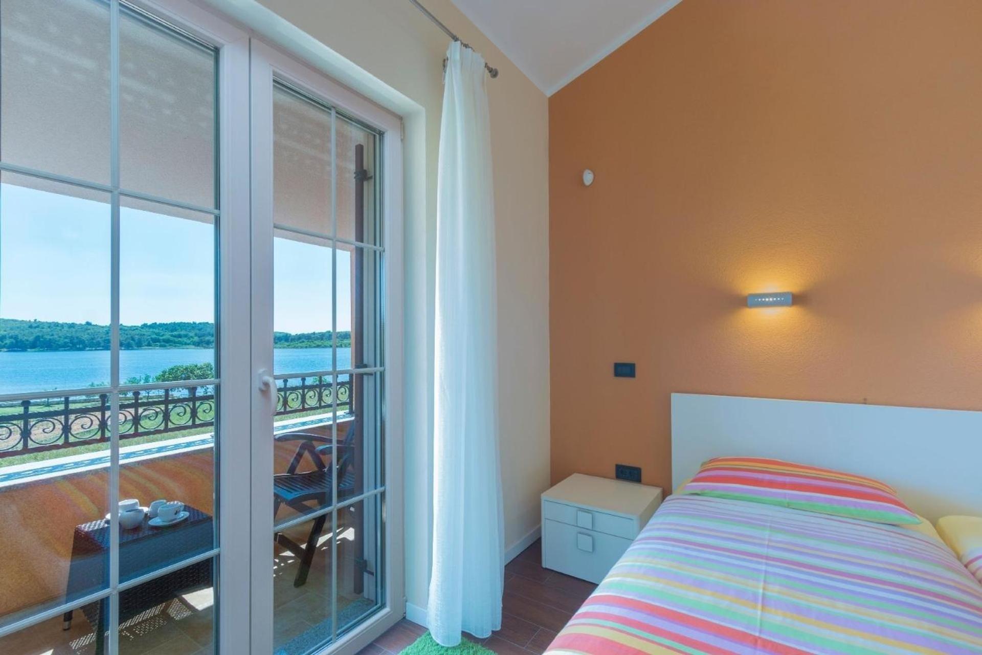 Ferienhaus In Pomer Mit Privatem Beheizten Pool Und Meerblick Exteriér fotografie